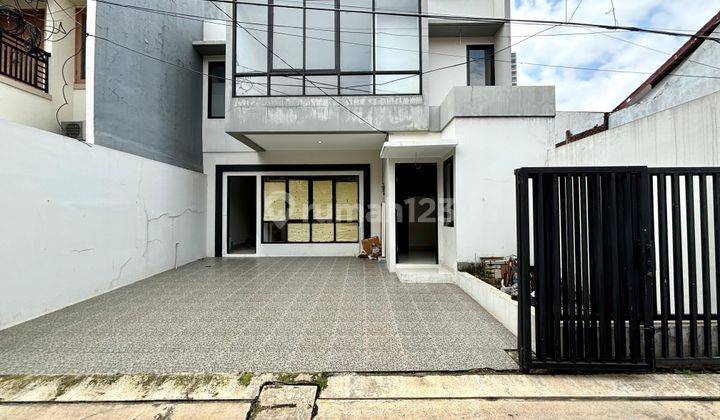 RUMAH MODERN TEBET BARAT, BANGUNAN BARU 147 M2, DEKAT AREA BISNIS 1