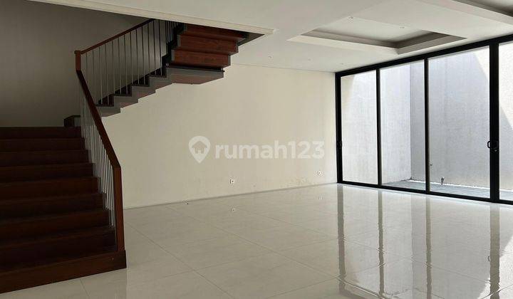 Rumah Minimalis Tropis Bagus Setrasari  di Bandung Siap Huni 2