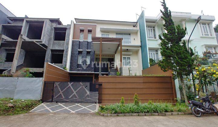 Rumah Luxury Ada Halaman Belakang Dikawasan Elit di Setraduta 1