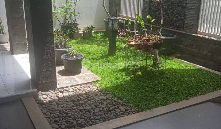 Rumah Nyaman Ada Mini Garden, Akses Jalan Masuk 2 Mobil di Logam 2