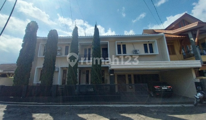 Semi-Furnished Nice House 6 Bedrooms Ready to Live in Intan Regency