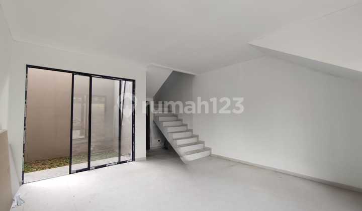 Rumah 3 Lantai, Kamar Tidur 3+1, Cigadung Bandung. 2