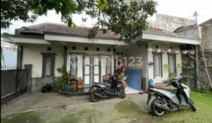 Rumah 4 kamar halaman luas, Sukajadi Bandung.