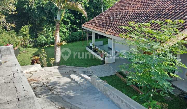 Rumah halaman luas ala di desa, Awiligar Bandung. 2
