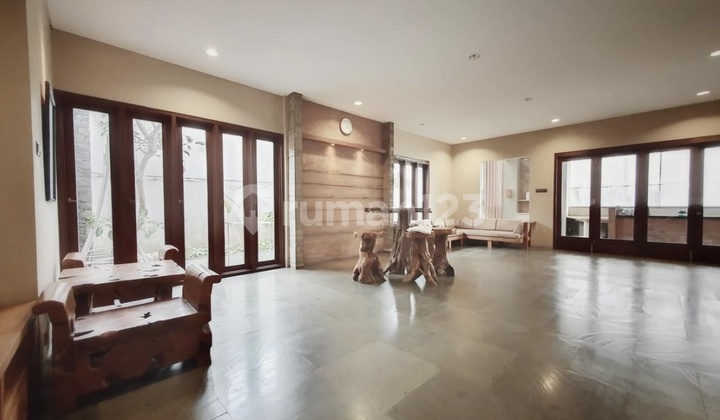 Large 2-Story House, Spacious Yard, Setiabudi Bandung. 2