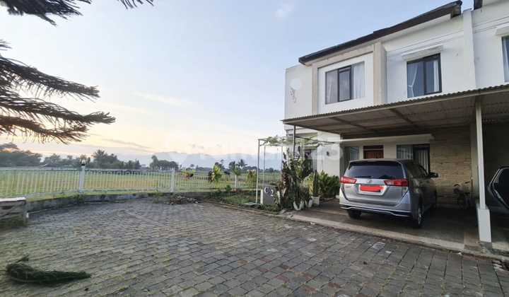 Modern House with Rice Field View, floor, Tarogong Garut. Modern House with Rice Field View, floor, Tarogong Garut.