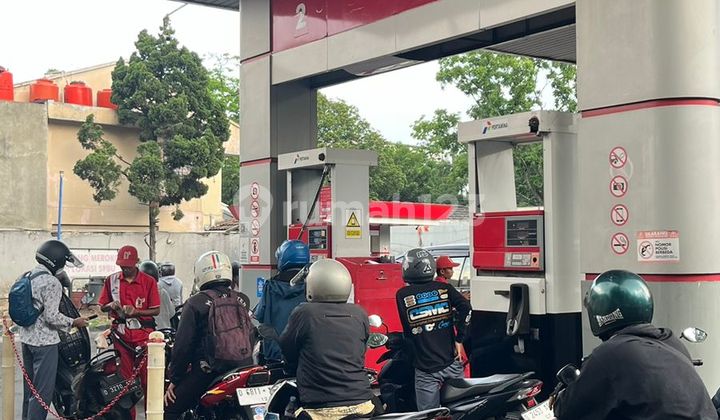 POM Bensin di Wilayah ramai kendaraan Cikutra Bandung.