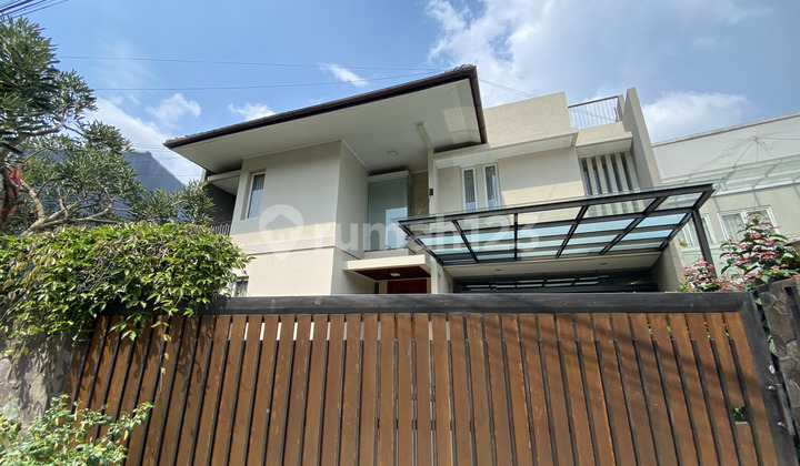 For Lease: 2-story house in Setramurni Bandung, cool and green environment, close access to Mall, Hospital, Campus, School, etc. 1