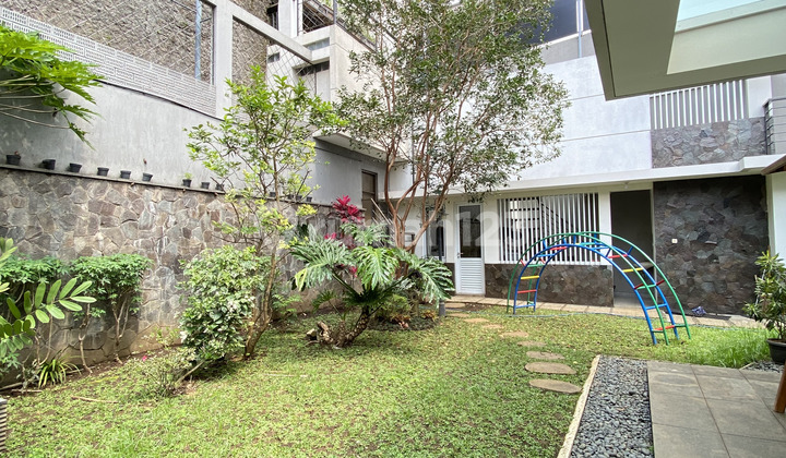 For Lease: 2-story house in Setramurni Bandung, cool and green environment, close access to Mall, Hospital, Campus, School, etc. 2
