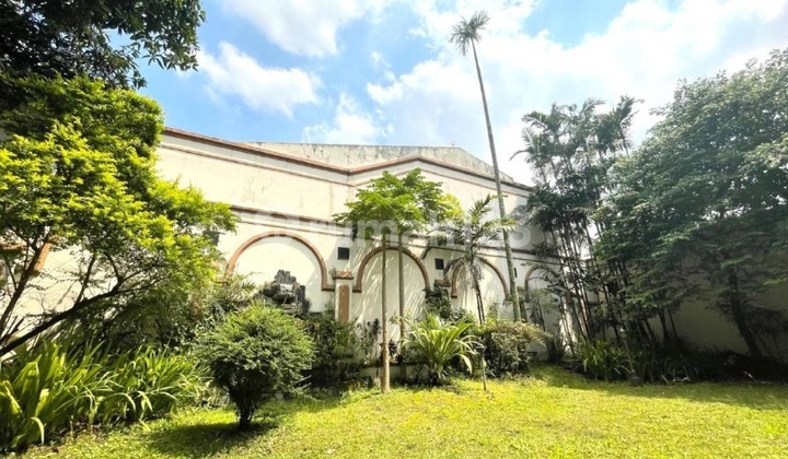 Rumah besar di Kota Bandung, area Ciateul tengah kota. 2