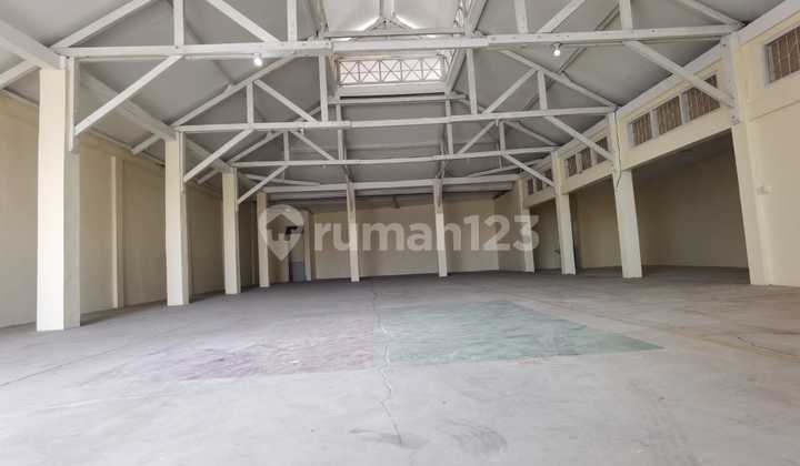 Tronton Access Warehouse in North Denpasar Jl