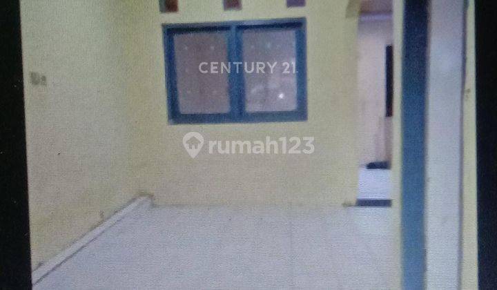 ruang tamu rumah dekat sekolah di taman