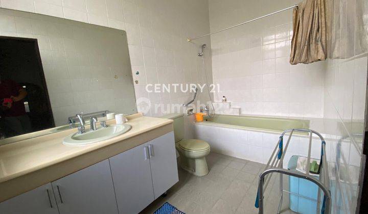 kamar mandi rumah mewah strategis di villa