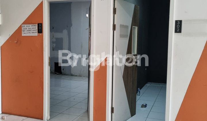 Gedung 4,5 lantai di jalan raya boulevard Kelapa Gading 2