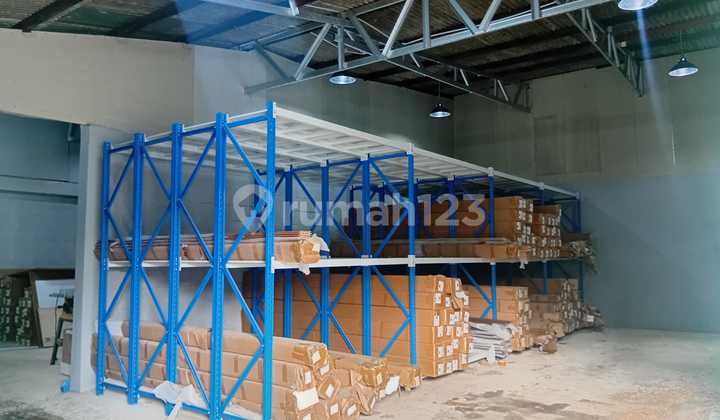 Pilihan Cerdas Sebelum Harga Naik . Harga Masih Dibawah Pik. Hubungkan Jakarta Utara & Barat, 2 Menit Ke Pik & Tol Jorr, Zona Logistik Paling Aktif Di Jakarta, Gudang 1260m² , Akses Kontainer 40ft , Bebas Pungli.