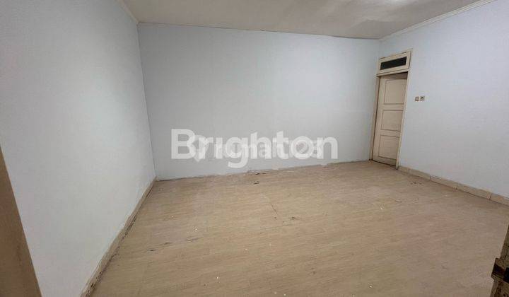 Rumah besar untuk Kantor, Workshop, tempat tinggal 2,5 Lantai di Daan Mogot Baru,  Jakarta Barat, LT 144 LB.300  2