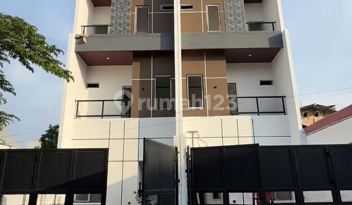 For Sale New 3-Storey House in Meruya | Ready to Occupy, Strategic Location