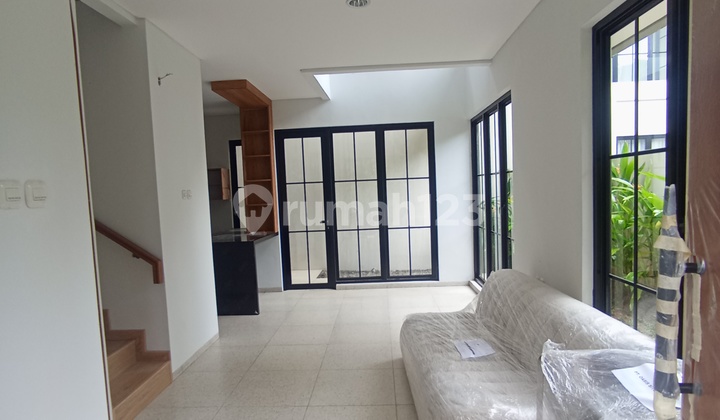 Ready-to-Occupy Hook House, 10 Minutes to Lebakbulus MRT 2