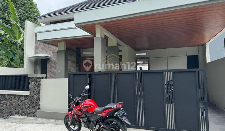 RUMAH CANTIK DENGAN TANAH LUAS POSISI HOOK DEKAT KAMPUS UII JOGJA 1