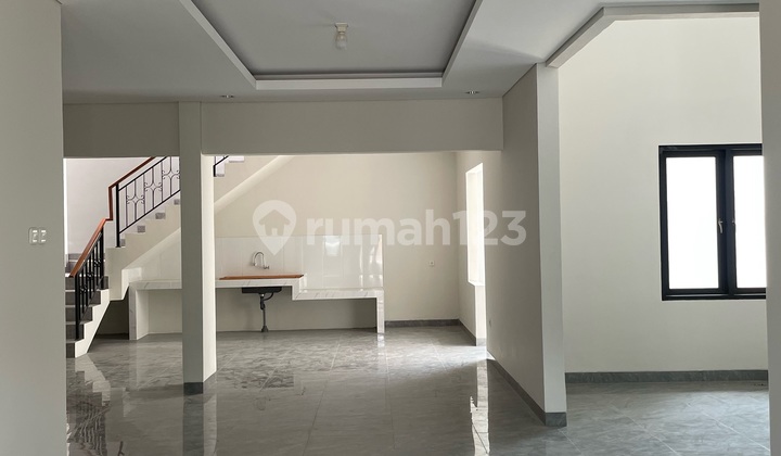 Dijual Rumah Mewah 2 Lantai Like New Di Kota Wisata 2