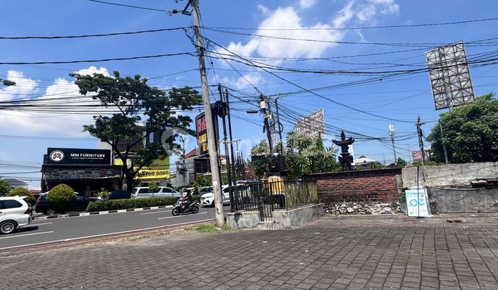 For Rent 2-Story Shop House, Spacious Parking on Sunset Road, Badung - Kuta 1