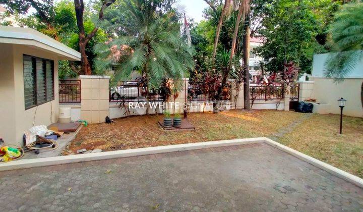 Rumah Mewah dengan kolam renang di Area Prime Jl Wijaya 5 1