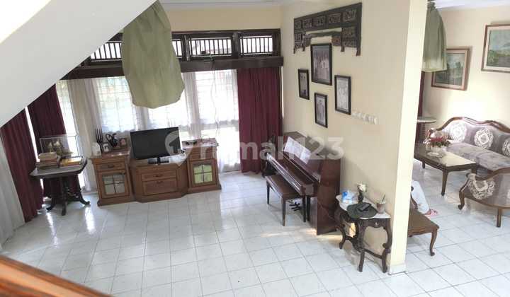House for Sale 2.5 Floors in Pulo Gebang Permai Housing, Hook House with a wide and lush yard.
