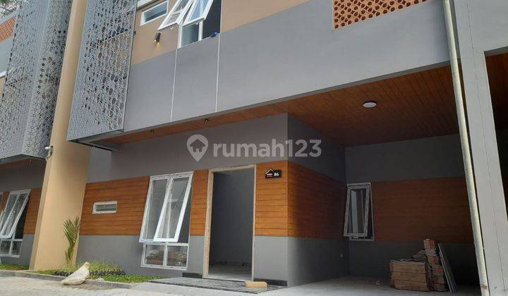 Rumah 2 Lantai SHM di Stasiun Lenteng Agung, Jakarta Selatan 1