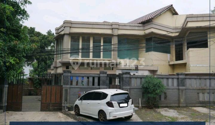 Rumah Hoek Bangunan Lama Lokasi Strategis