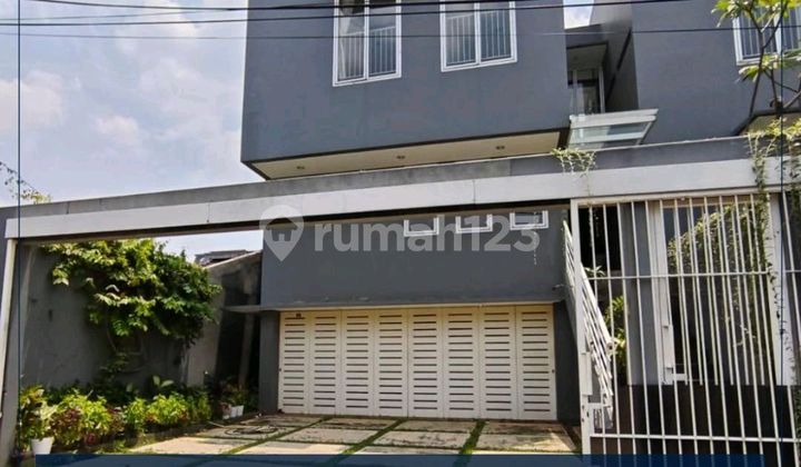 Nice House with Pool and Rooftop in Kebayoran Baru