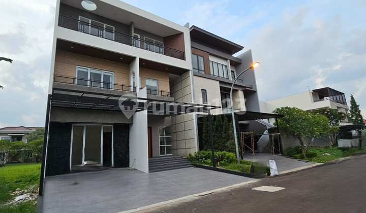 In a Luxurious Ready-to-Occupy House in Alam Sutera at an Attractive Price