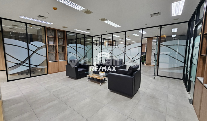 Di Jual Office Space dengan Interior Mewah Sudah Full Furnish di The Smith, Alam Sutera