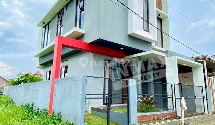 Dijual rumah 3 lantai, ada rooftop mini,semi furnish, lokasi tlogomas 1