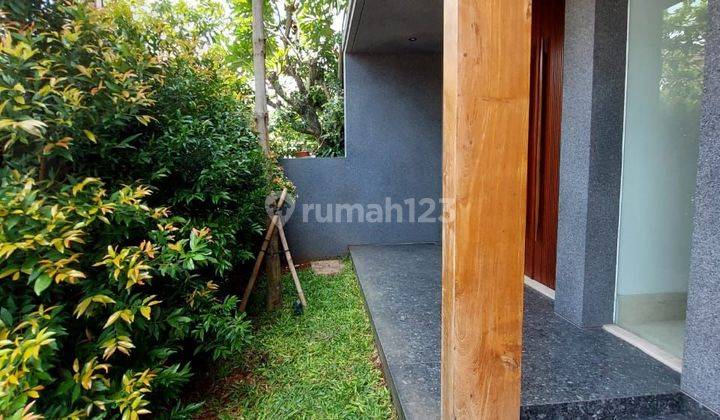 Rumah bagus Dengan Rooftop dan lift  Di Pondok Inda 1