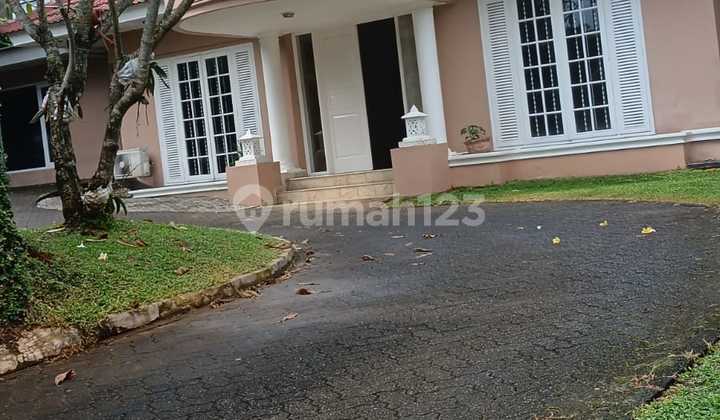 Rumah dengan Tanah Luas Non Cluster di Cirendeu