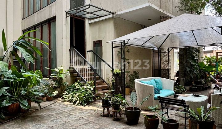 Rumah Family Compound Di Dekat Pondok Indah