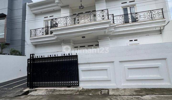 Rumah Bagus American Classic Full Furnished Siap Huni  1