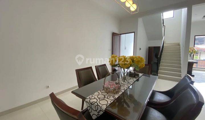 ruang makan rumah mewah semi furnish cinere