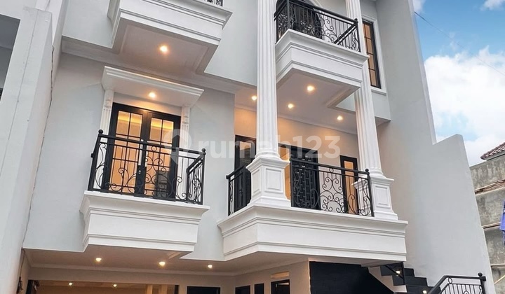 3-Story House in a Cluster by the Main Road in Kahfi 1 Jagakarsa 2