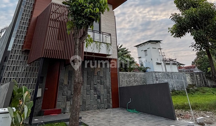 Rumah Tropical Modern Baru Citraland Surabaya Barat Include Pool