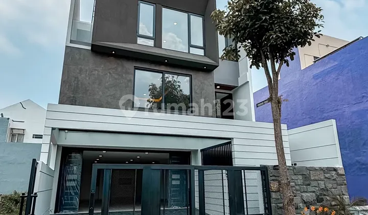 Rumah 3 Lantai Minimalist Industrial Kondisi Gress