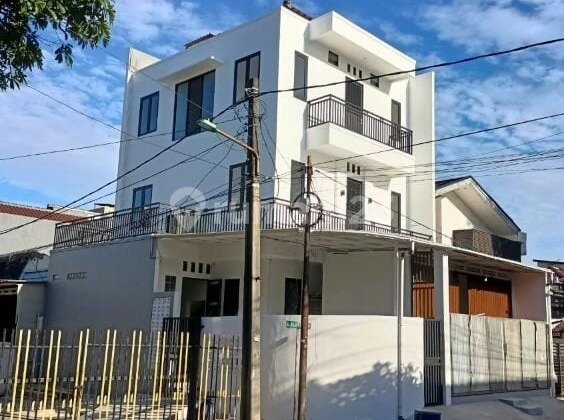 Cocok Untuk Investasi Rumah Kost 3 Lantai di Kelapa Gading