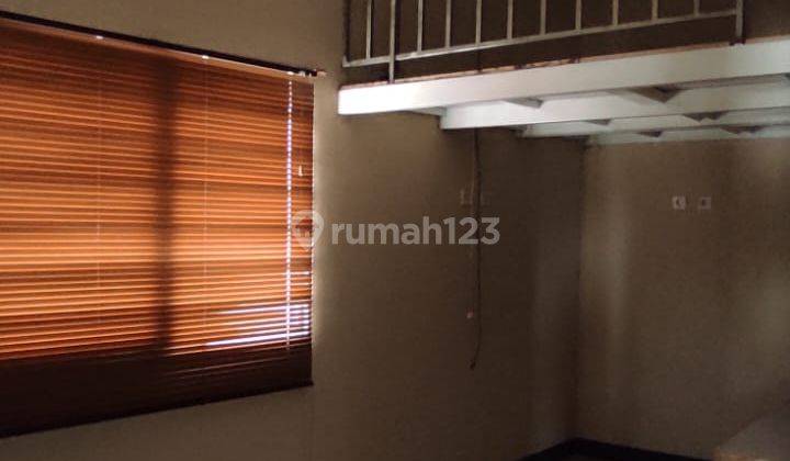 Rumah 2 Lantai Ukuran 15x19,5 SHM Hadap Timur Semi Furnished 2