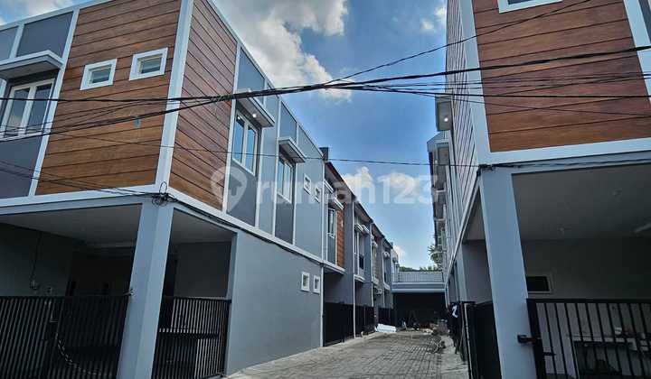 Sit Nicely, Earn IDR 120 Million/Year, Kos-Kosan in Kutisari Surabaya, 7 Rooms with SHM, Near Petra Campus, Brand New. 2