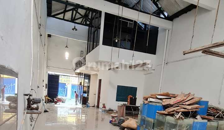 SUITABLE FOR EXPEDITIONS, DISTRIBUTORS, SHOWROOMS, ETC. Warehouse for Rent on Jendral Sudirman Street, Mojokerto City, 8x21, Includes a 2-Story Office in a Busy Business Area. SUITABLE FOR EXPEDITIONS, DISTRIBUTORS, SHOWROOMS, ETC. Warehouse for Rent on Jendral Sudirman Street, Mojokerto City, 8x21, Includes a 2-Story Office in a Busy Business Area.