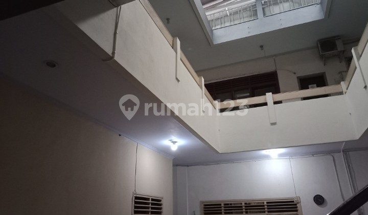 Two-Story Boarding House. Strategic Location Close to Schools. University. Supermarket. Commercial Area. Shopping Center.