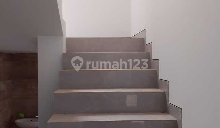 DIJUAL RUMAH  GRES BARU JADI COZY DAN MODERN  DI RENON 2