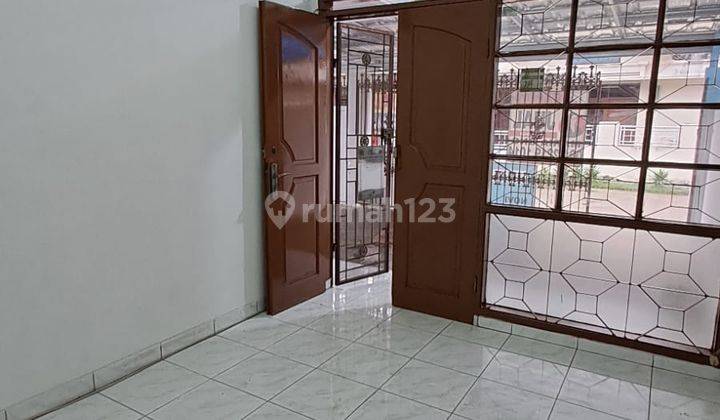 Dijual Rumah 2 Lantai Terawat Siap Huni di Taman Holis Indah 2