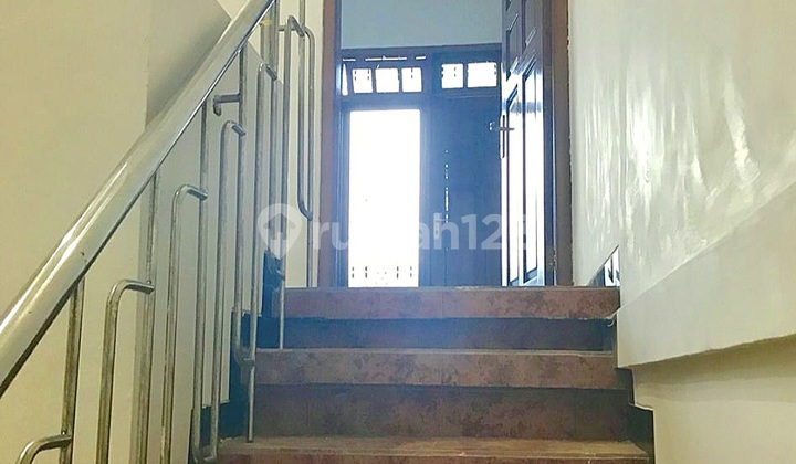 Dijual Rumah 2 Lantai Terawat 5 Menit Dari Pakuwon Mall 2