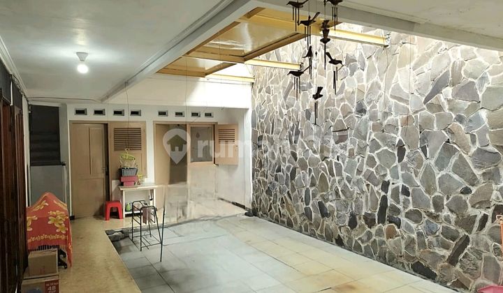 Rumah Lama 1,5 Lantai Terawat Bersih Tengah Kota Rumah Lama 1,5 Lantai Terawat Bersih Tengah Kota